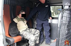 Z piwkiem i bronią po własną gotówkę, wariat?