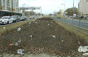 Interwencja: śmieci wesoło latają na Powstańców