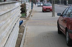 Interwencja: niszczą nowy chodnik na Sprawnej