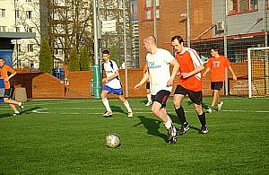 Mamuty na czele ligi piłkarskiej