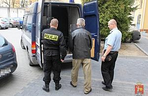 Z nożem i kijem na kuratora