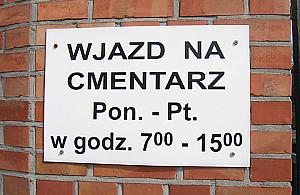 Kobieta przygnieciona nagrobkiem. Wniosków brak.