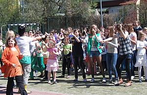 Taneczny flash mob w szkole na Bielanach