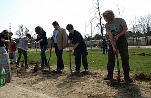 Plac Kościuszki obsadzony, placu zabaw nie widać