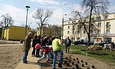 Plac Kościuszki obsadzony, placu zabaw nie widać