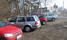 Sądy na Kocjana: niebezpieczne parkowanie przy torach