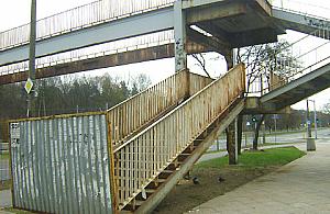 Kładka koszmar na Marymonckiej, kiedy przestanie straszyć?