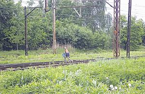 Nielegalne przejście. Torowisko pod prądem?