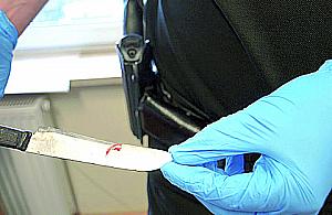 Nożem ugodziła partnera w szyję