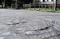 Palili gumę, zniszczyli plac manewrowy