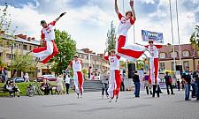 Skaczące szczudła przy Obrońców Tobruku