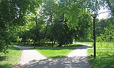 Park przy Gwiaździstej w ciemnościach, słupki zamiast latarni