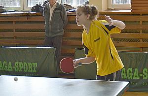 16 lat przy stole do ping-ponga