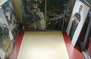 Ukradł militarne plakaty, po co?