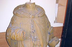 Biskup bez głowy w krzakach na Ogrodowej