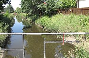 Na Listopadowej rurociąg i zbiornik retencyjny