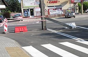 Słup na środku jezdni, brak znaków - Wawer przeklina kolektor