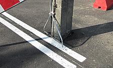 Słup na środku jezdni, brak znaków - Wawer przeklina kolektor