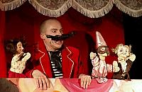 Wakacyjny teatr na placach zabaw