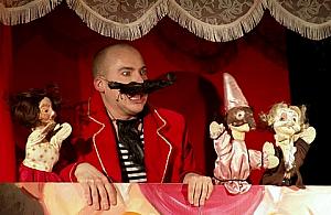 Wakacyjny teatr na placach zabaw