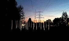 Light field pod linią wysokiego napięcia: świetlówki zapalają się same