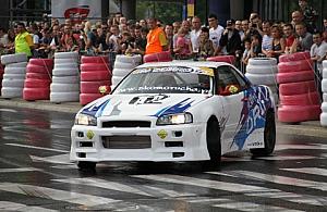 Jazda figurowa na kole i kierownica trzymana nogami