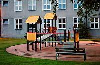 W Chotomowie budują plac zabaw