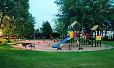 W Chotomowie budują plac zabaw
