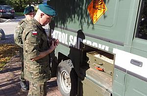 Granat przed urzędem gminy w Wieliszewie