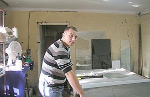 Na miejscu od lat: człowiek ze szkła