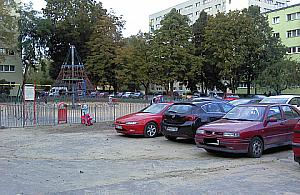 Kasprowicza: kierowcy szaleją... na placu zabaw