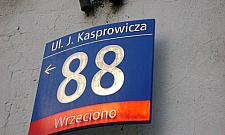 Kasprowicza: kierowcy szaleją... na placu zabaw