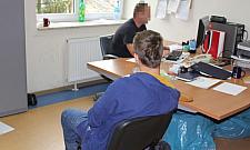 Napad na kiosk w masce gazowej