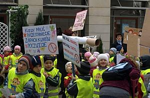 Przedszkolaki pikietowały pod ratuszem