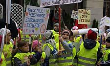 Przedszkolaki pikietowały pod ratuszem