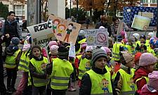 Przedszkolaki pikietowały pod ratuszem