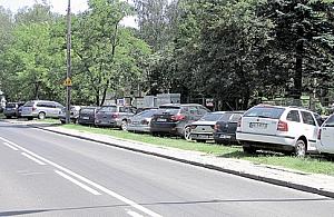 Potrzebny parking przed szkołą na Bohaterów