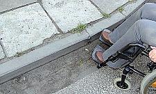 Inwalidka na wózku uwięziona w Płudach