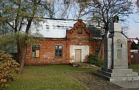 Murowanka niszczeje, koniec marzeń o muzeum Wawra?