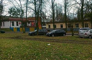 Ciasno pod przedszkolem przy Kaliskiego