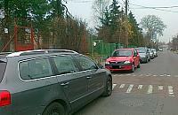 Okolice szkoły na Leszczynowej: ulica cała zastawiona