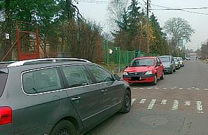 Okolice szkoły na Leszczynowej: ulica cała zastawiona