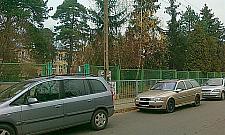 Okolice szkoły na Leszczynowej: ulica cała zastawiona