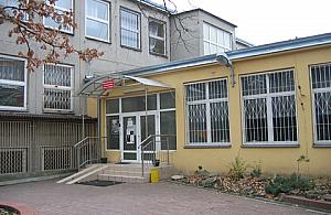 Przepełniona klasa w szkole przy ul. Samogłoska