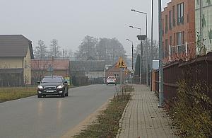 Niebezpiecznie pod szkołą w Kobiałce. Wyhamują kierowców?