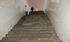 PKP Falenica - jak bezpiecznie wejść na peron?