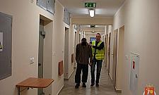 Pościg niczym z filmu: strzały i kolizja z murem