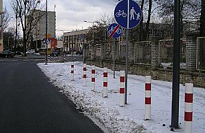 Dalibora: słupki na ścieżce dla rowerów