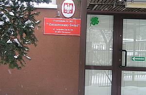 Drzewo zagraża dzieciom, a wycinka odłożona