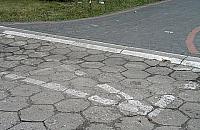 Korkowa: nie parkować przed wejściem!